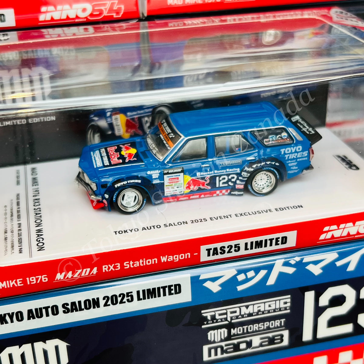 Modellino INNO64 Mazda RX3 Station Wagon 1976 Mad Mike D1GP 2024, Scala 1:64, Diecast - Foto 2