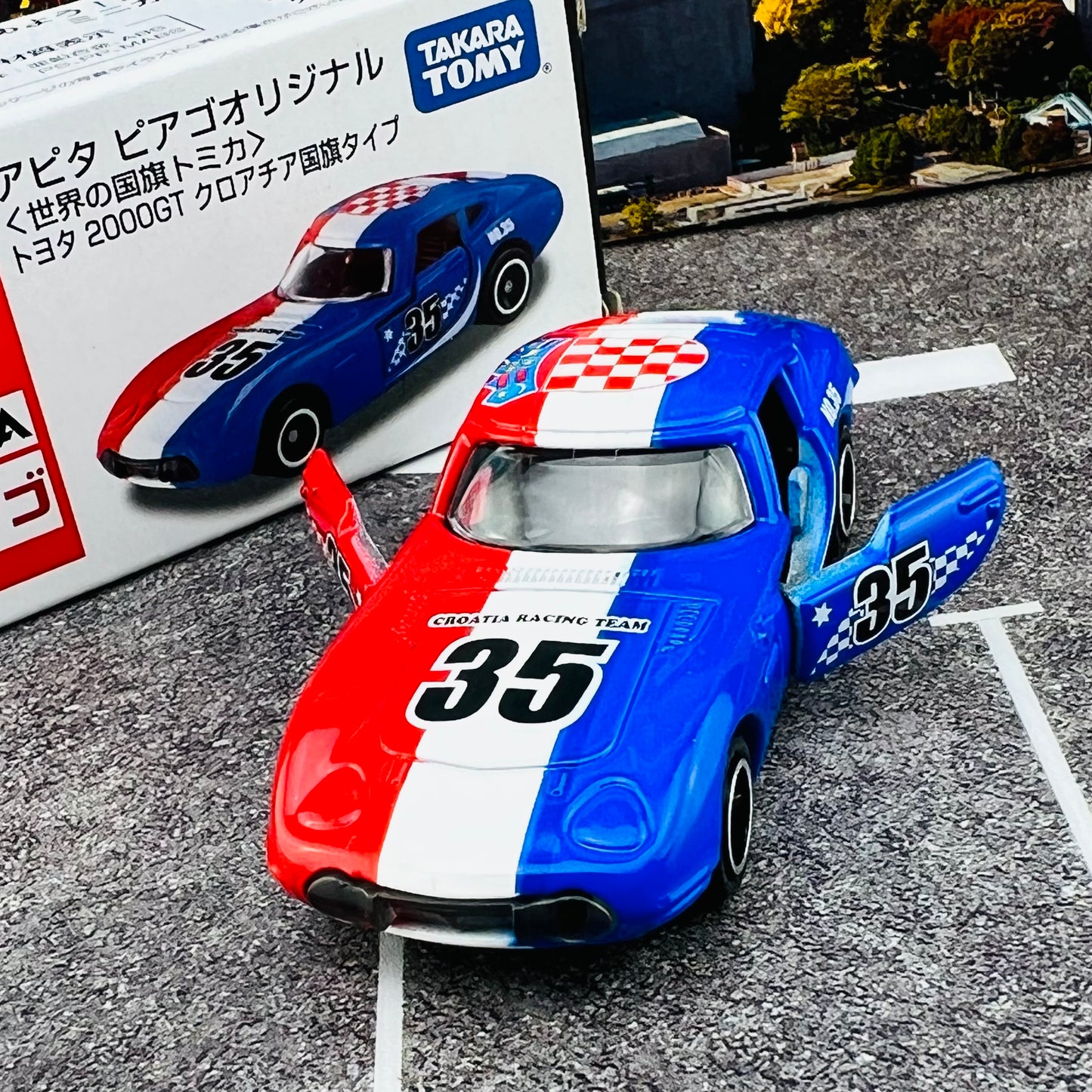 TOMICA APITA PIAGO Original (World Flag Tomica) Toyota 2000GT Croatia Flag