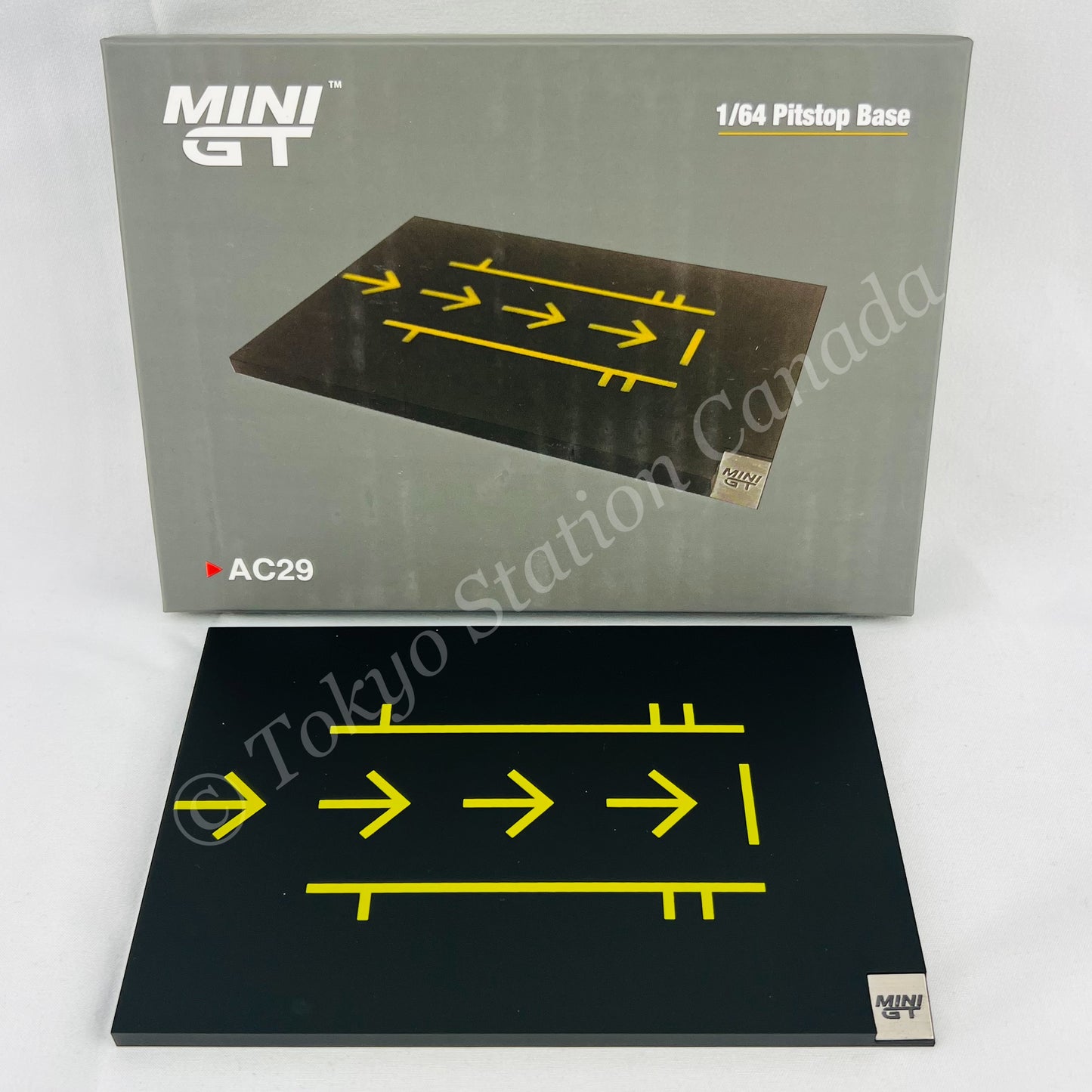 MINI GT 1/64 Oracle Red Bull Racing RB18 #1 Max Verstappen 2022 Abu Dhabi GP Pit Crew Set including Pitstop Base (MGTS0007 and MGTAC29)