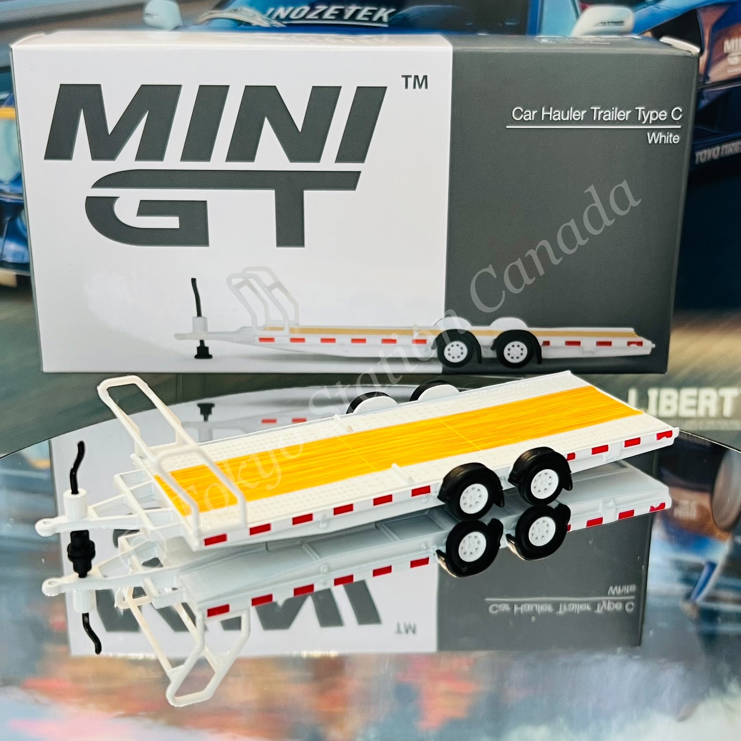 MINI GT 1/64 Range Rover Davos White LHD MGT00658-L and Car Hauler Trailer White MGTAC21 COMBO