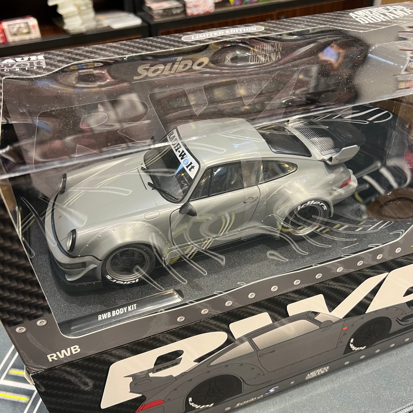 SOLIDO x AMERICAN DIORAMA 1/18 RWB NARDO GREY WITH FIGURE S1807517
