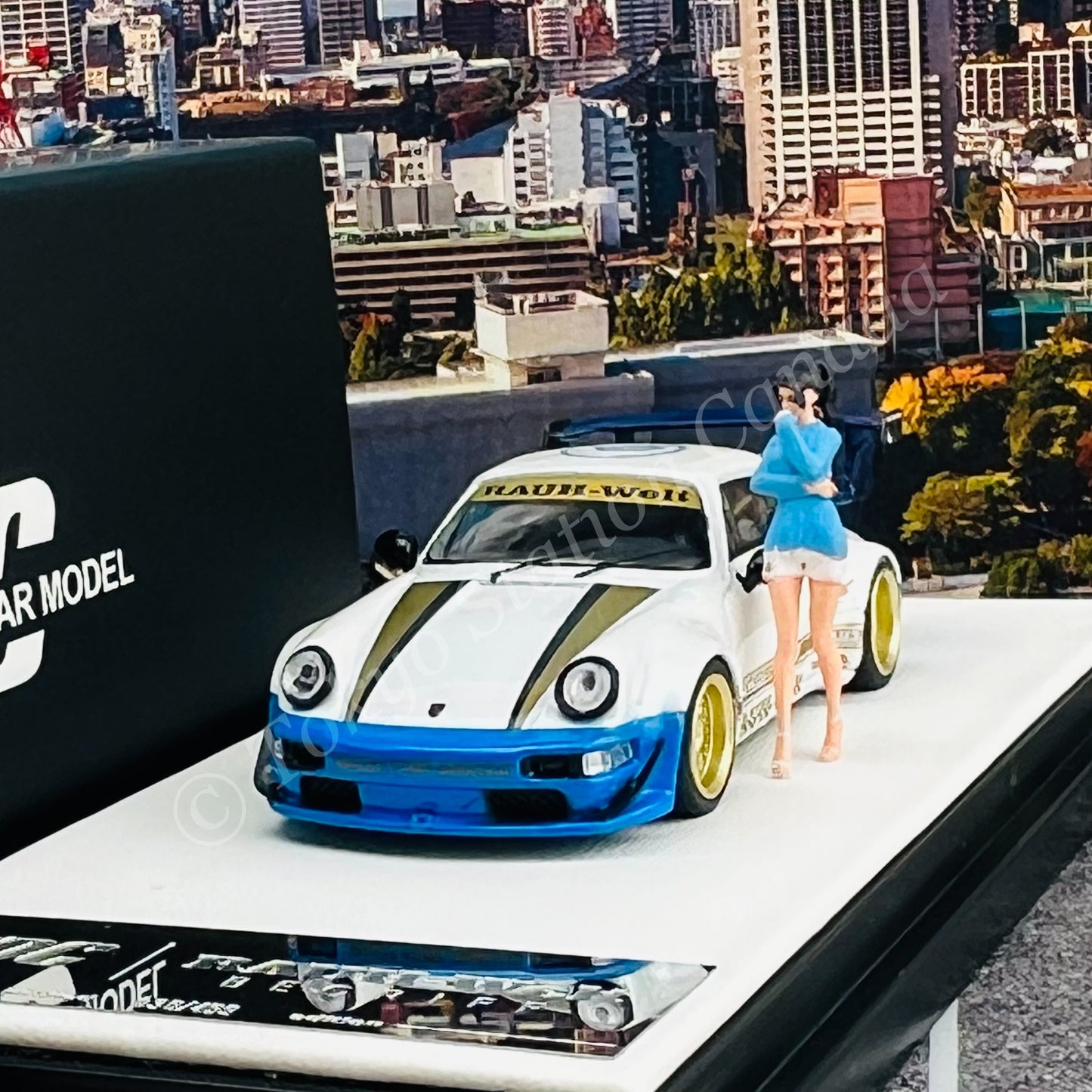 TPC 1/64 RWB 964 Pearl White with Figurine TPC644801-1