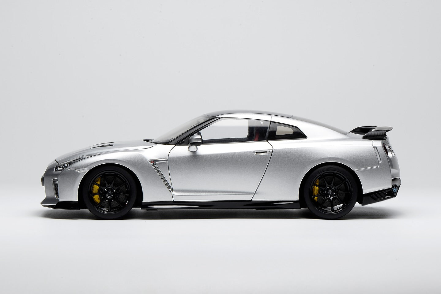 MOTORHELIX 1/18 Nissan GT-R (R35) Track Edition Engineered by NISMO T-Spec 2022 Ultimate Metal Silver limited to 599 units M63517