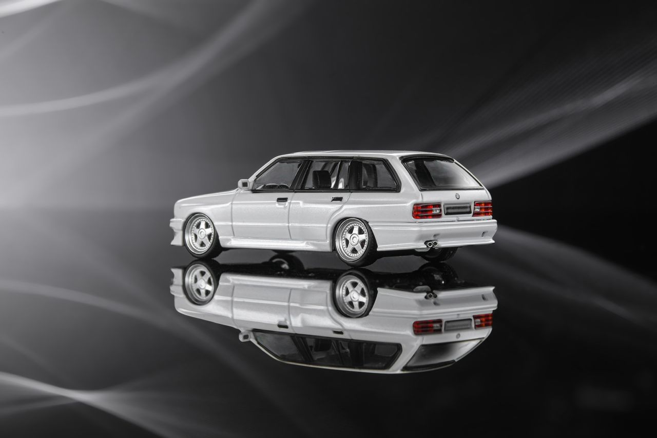 MORTAL 1/64 BMW E30 Touring Lowside Rider version VENUS WHITE