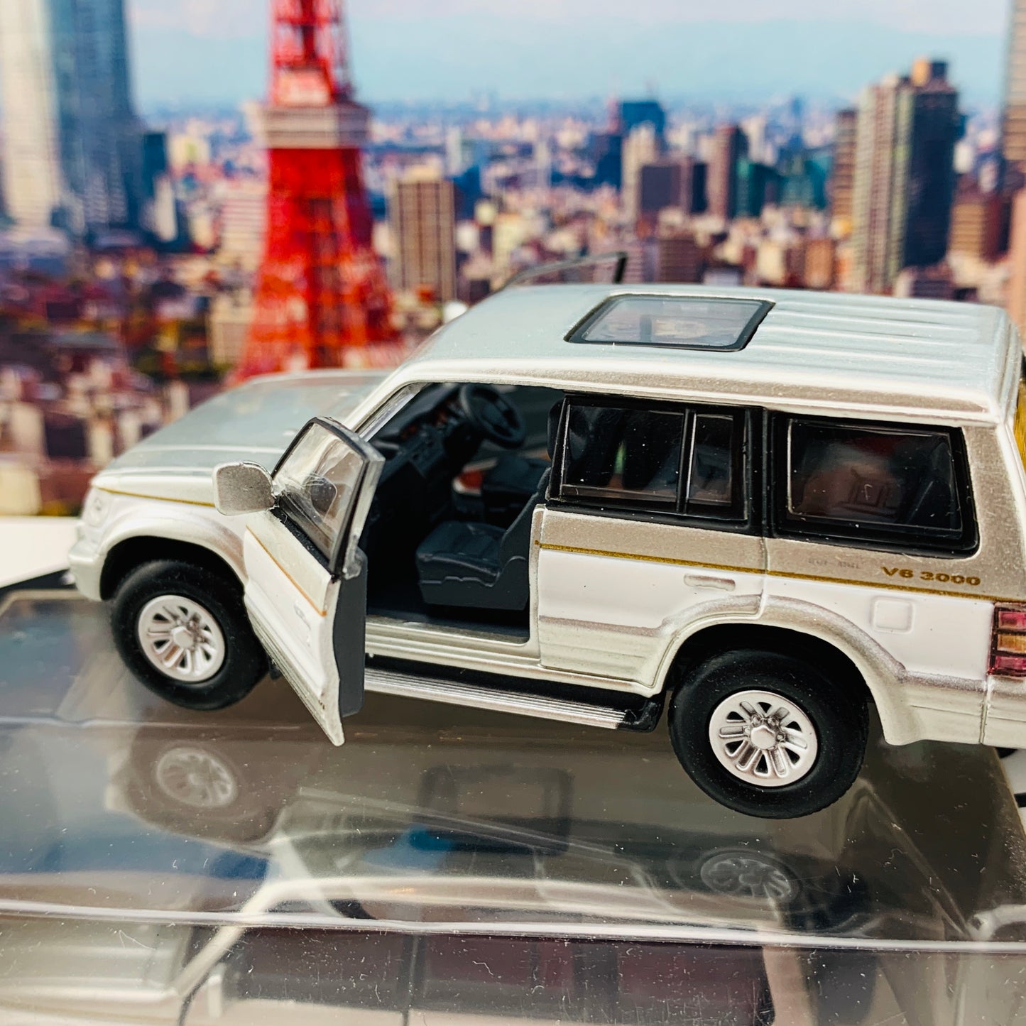 BM Creations JUNIOR 1/64 Mitsubishi Pajero Super Exceed Silver with White Strip RHD 64B0023