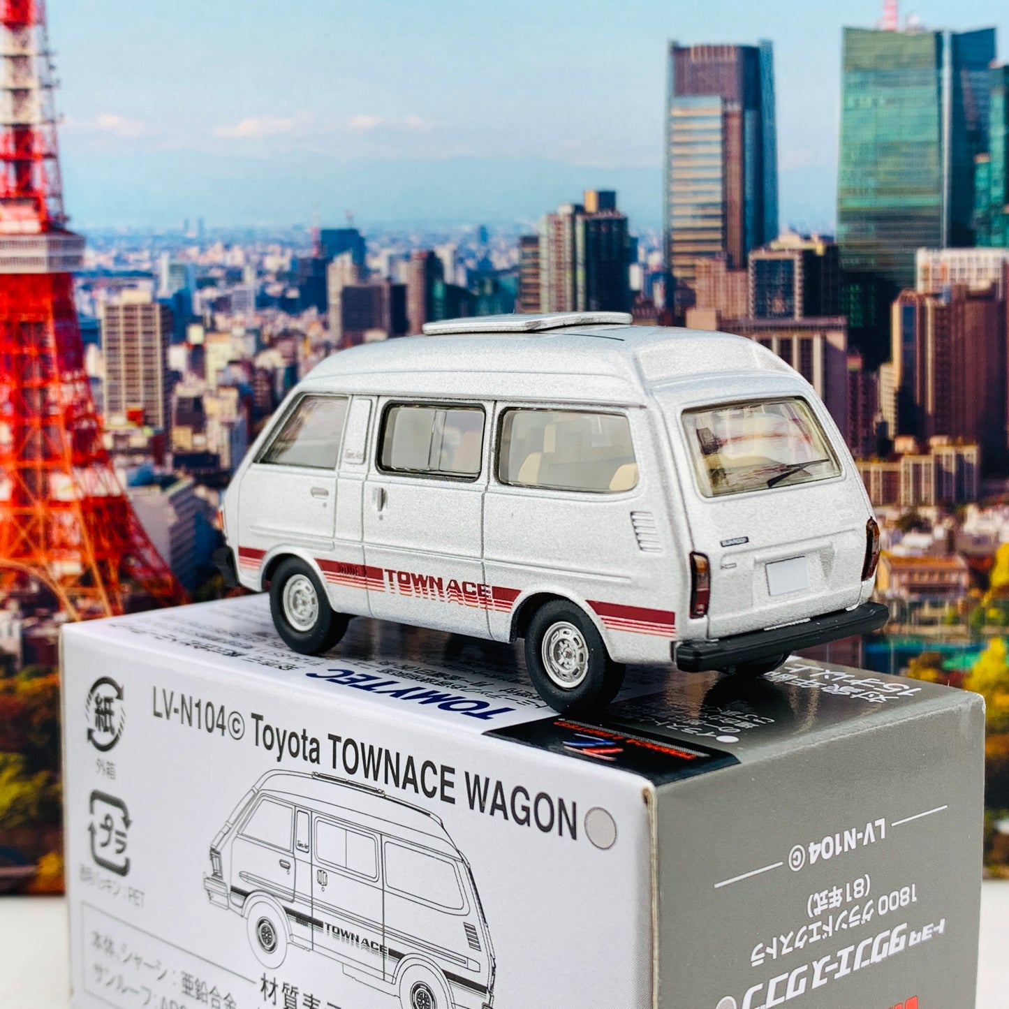 Tomytec Tomica Limited Vintage Neo 1/64 Town Ace Wagon 1800 Grand Extra (1981) Silver LV-N104c