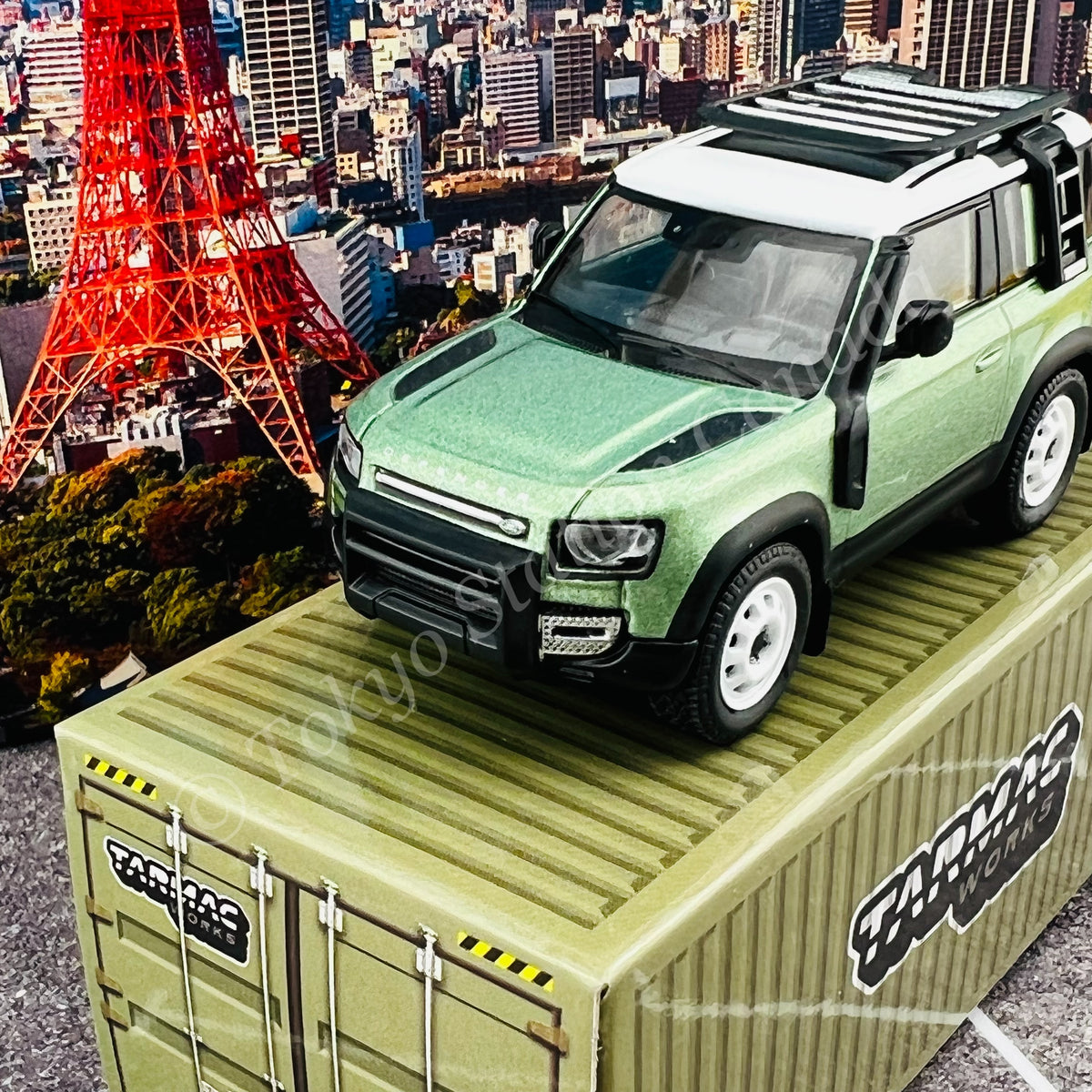 TARMAC WORKS GLOBAL64 Land Rover Defender 90 Green Metallic