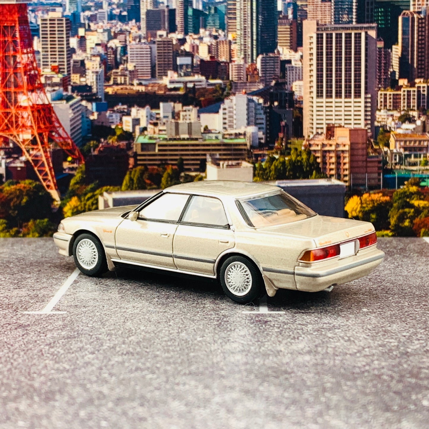 Tomytec Tomica Limited Vintage Neo 1/64 Toyota Mark II 3.0 Grande G (Beige) LV-N179c
