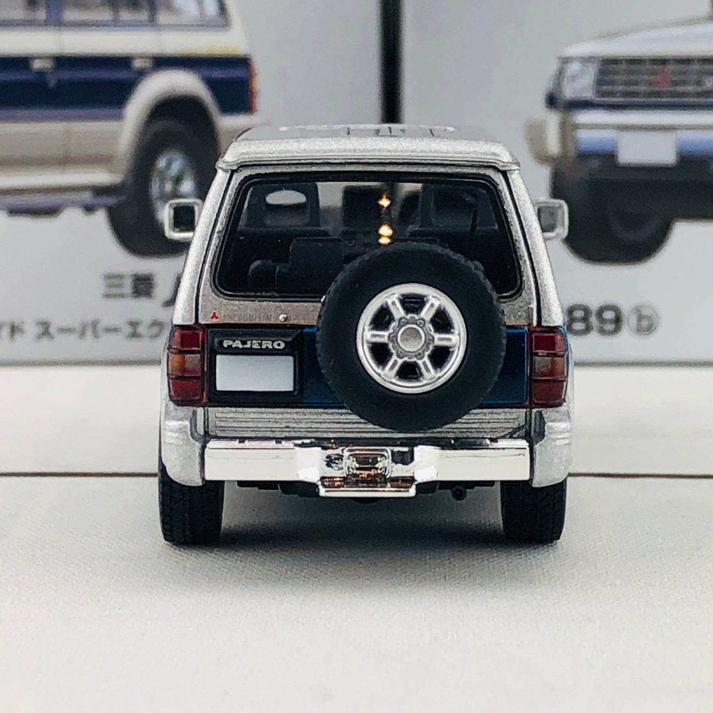 Tomica Limited Vintage Neo Mitsubishi Pajero Super Exceed Z (Silver/Blue) LV-N189b