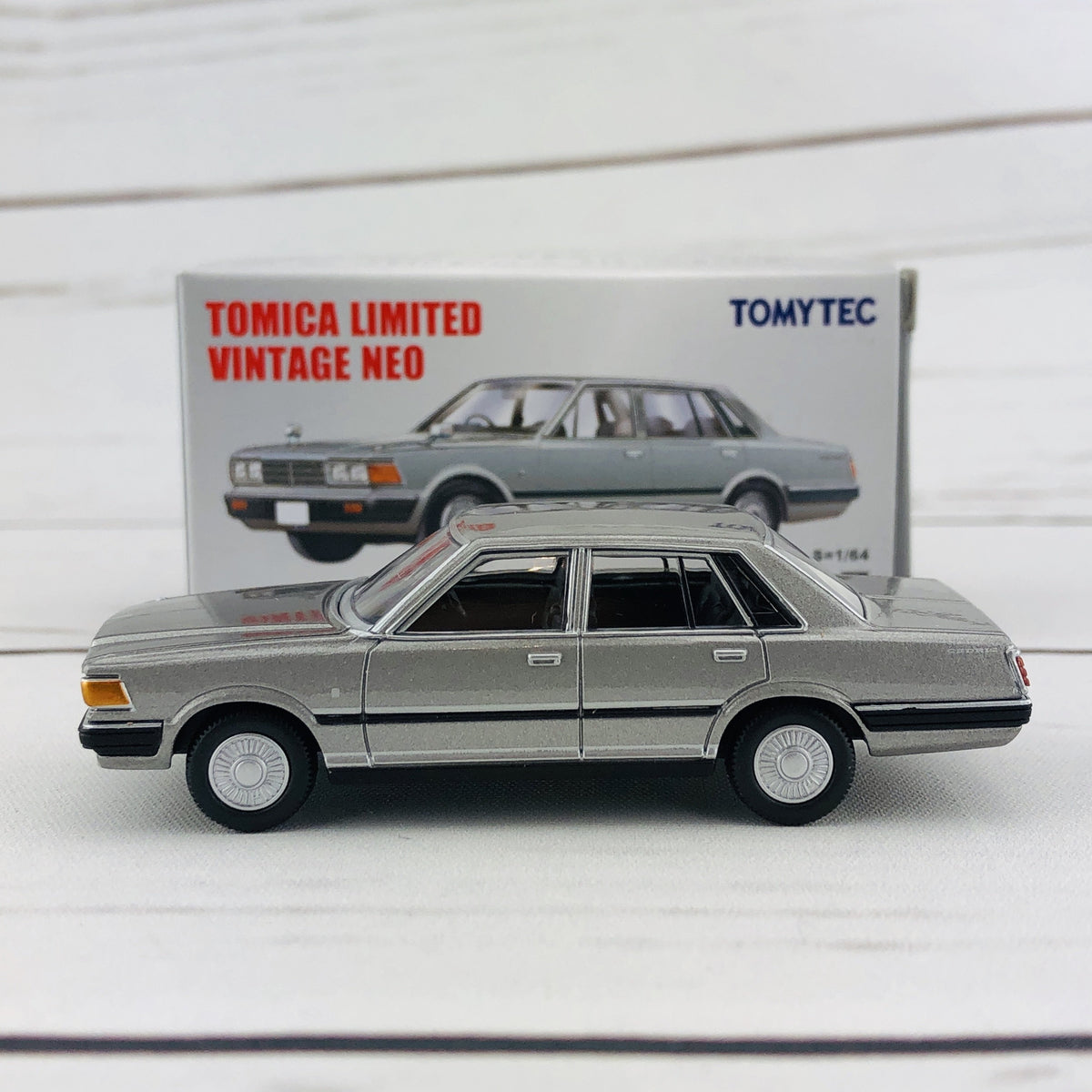 Tomica Limited Vintage 1/64 Nissan Cedric 200E Turbo (1981) LV-N112b