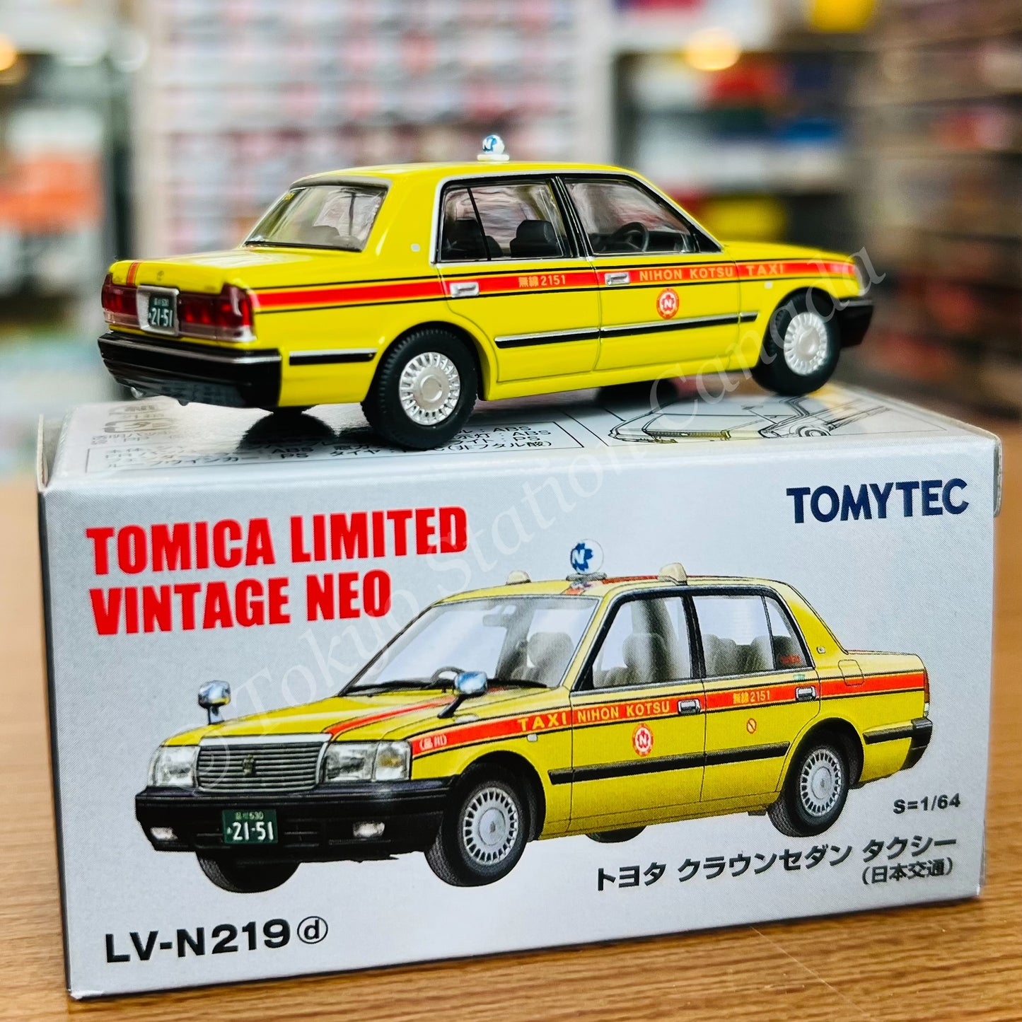 TOMYTEC Tomica Limited Vintage Neo 1/64 Toyota Crown Sedan Taxi (Nihon Kotsu) LV-N219d