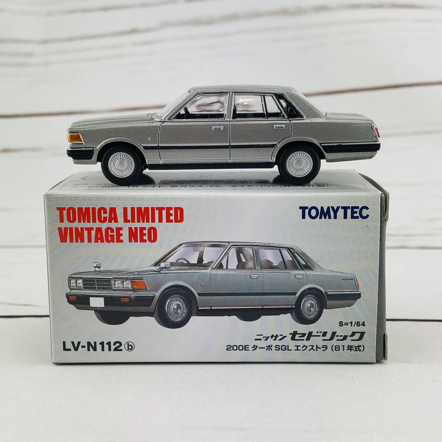 Tomica Limited Vintage 1/64 Nissan Cedric 200E Turbo (1981) LV-N112b