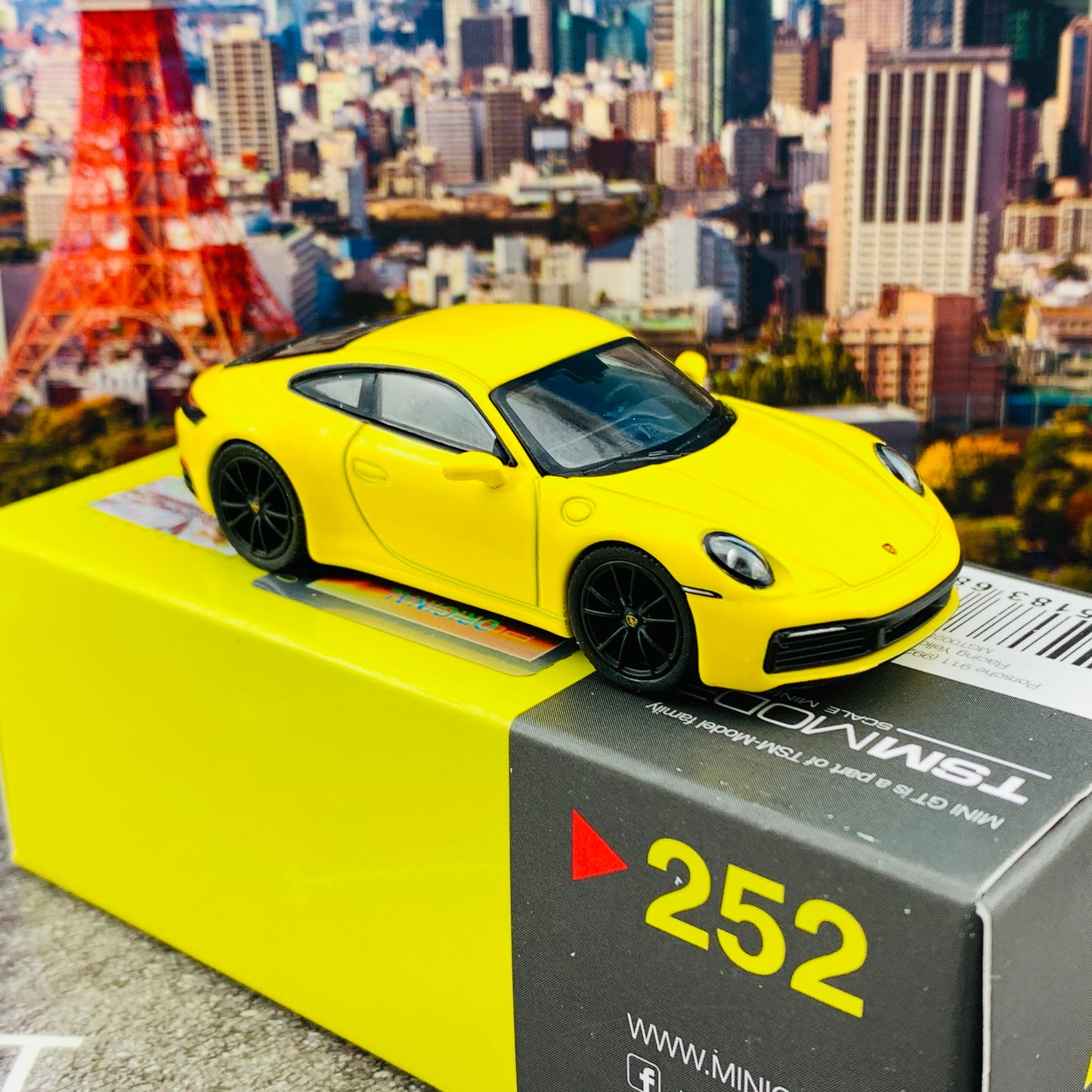 MINI GT 1/64 Porsche 911 (992) Carrera 4S Racing Yellow LHD MGT00252-L