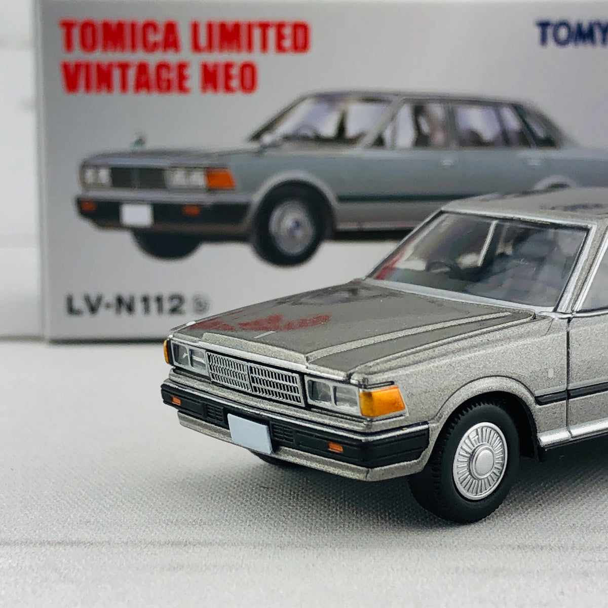 Tomica Limited Vintage 1/64 Nissan Cedric 200E Turbo (1981) LV-N112b