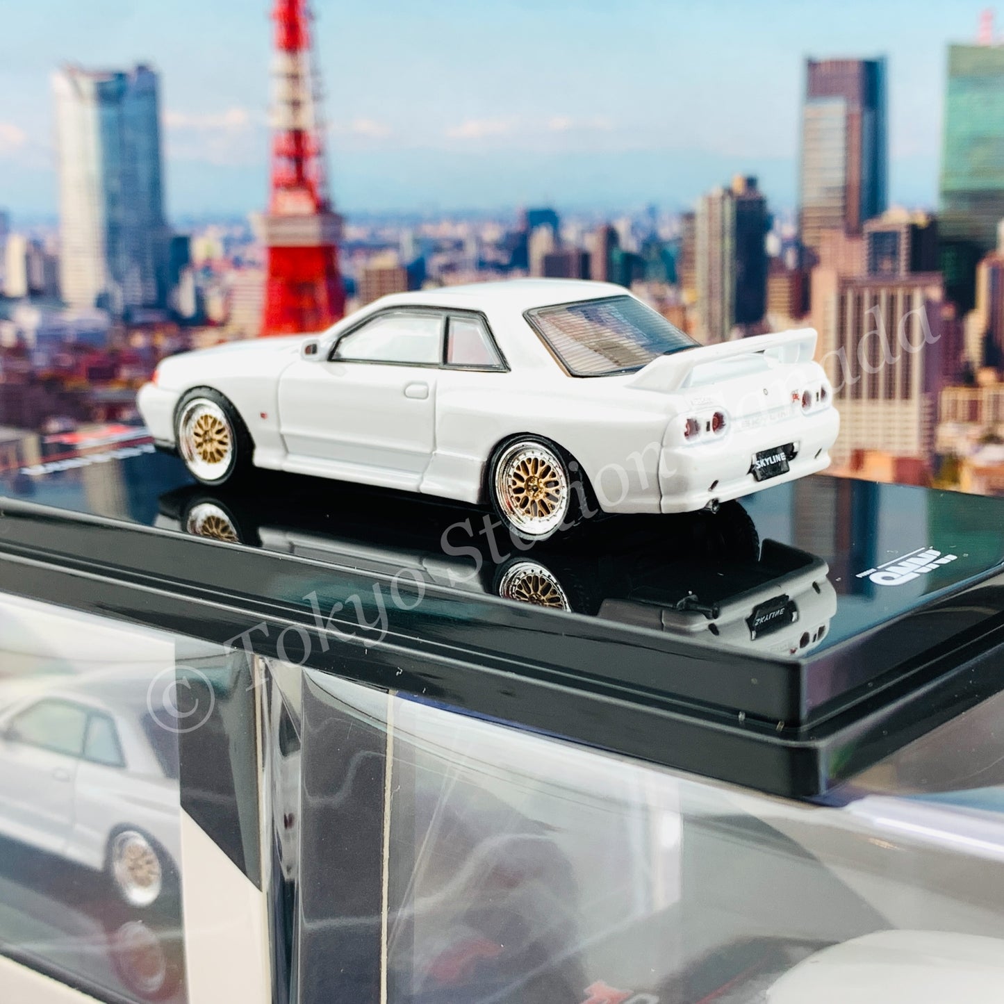 INNO64 1/64 NISSAN SKYLINE GT-R (R32) Crystal White With Extra Wheels and Extra decals IN64-R32-WHI