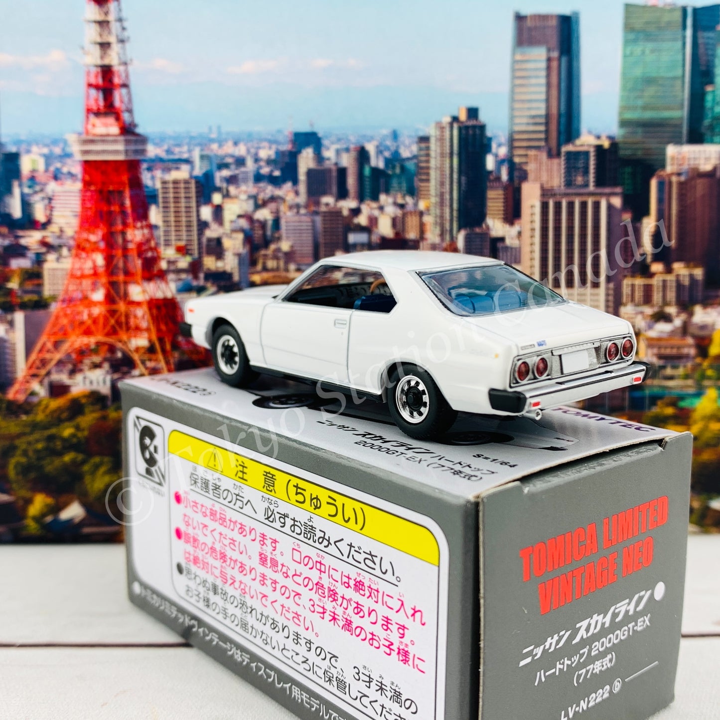 Tomytec Tomica Limited Vintage Neo 1/64 Nissan Skyline Hardtop 2000GT-EX (White) 1977 LV-N222b