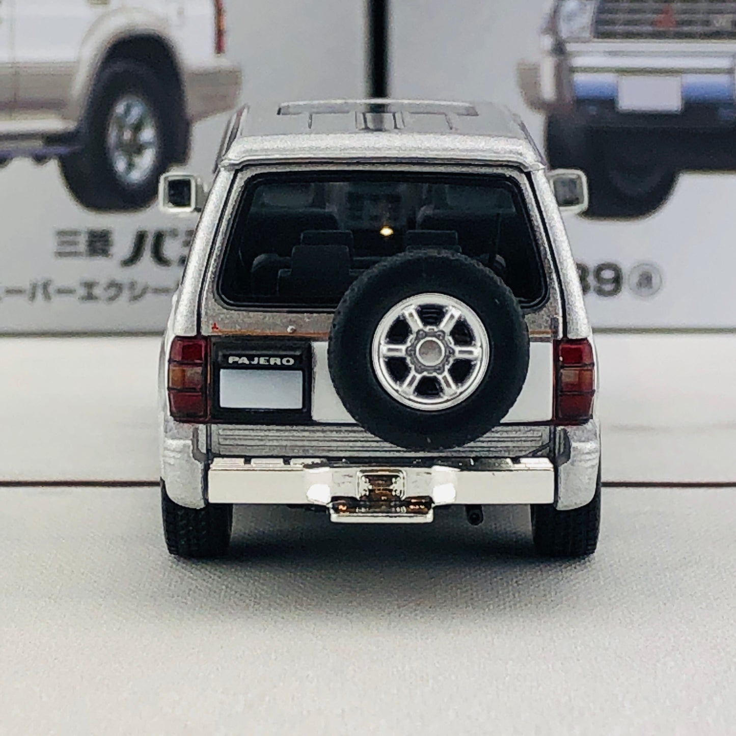 Tomica Limited Vintage Neo Mitsubishi Pajero Super Exceed Z (Silver/White) LV-N189a