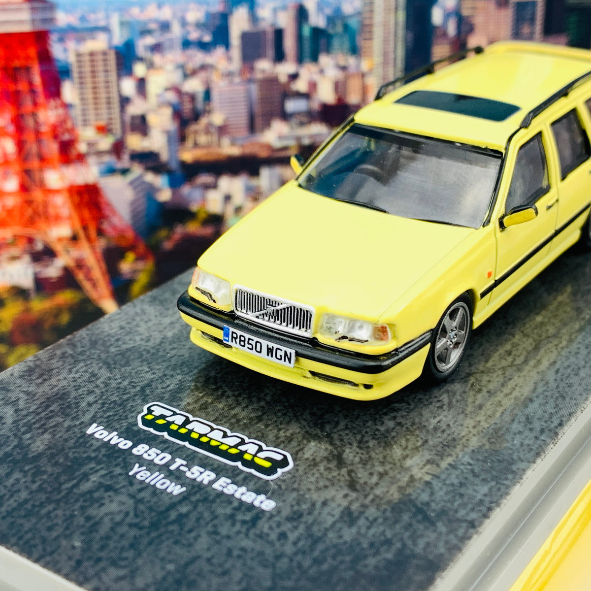 Tarmac Works 1/64 Road Collection Volvo 850 T-5R Estate Yellow T64R-039-YL