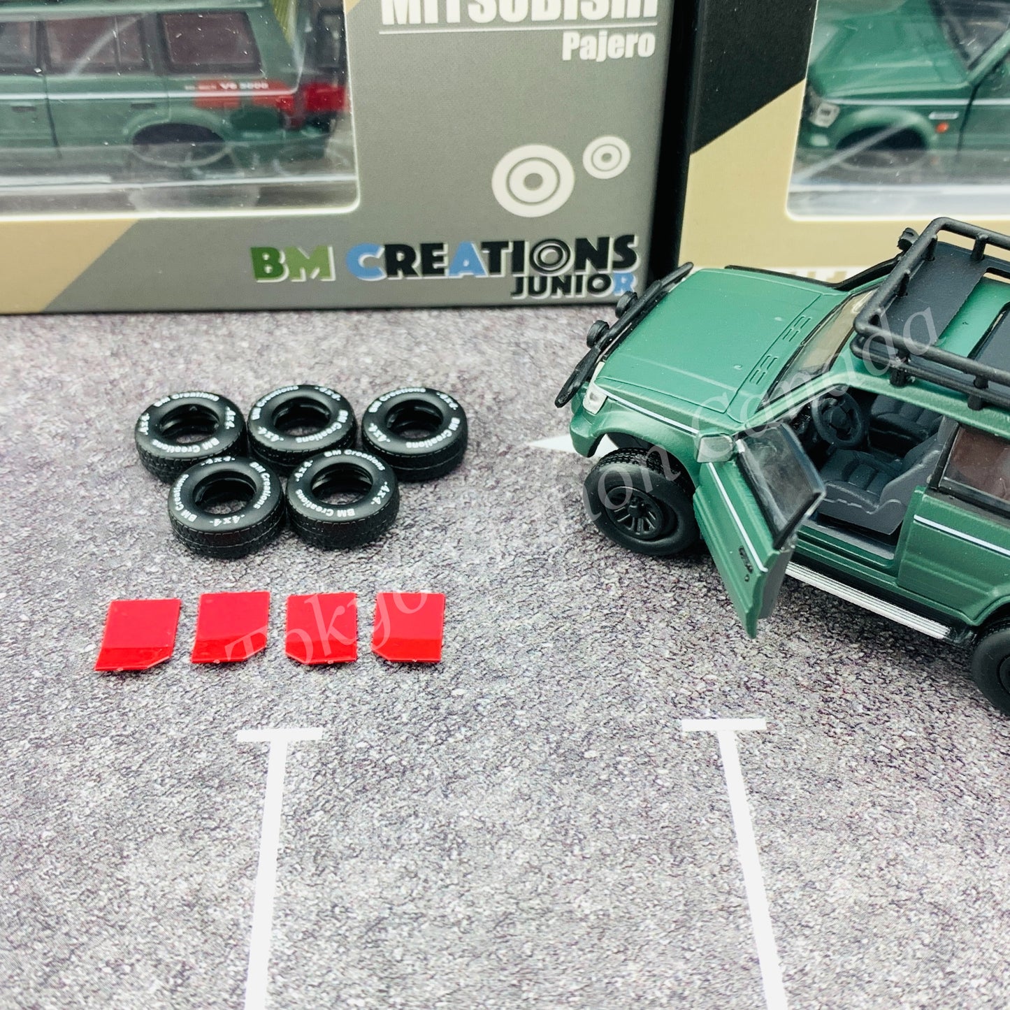 BM CREATIONS JUNIOR 1/64 Mitsubishi Pajero 2nd Generation JUNGLE PACK Matt Green LHD 64B0045