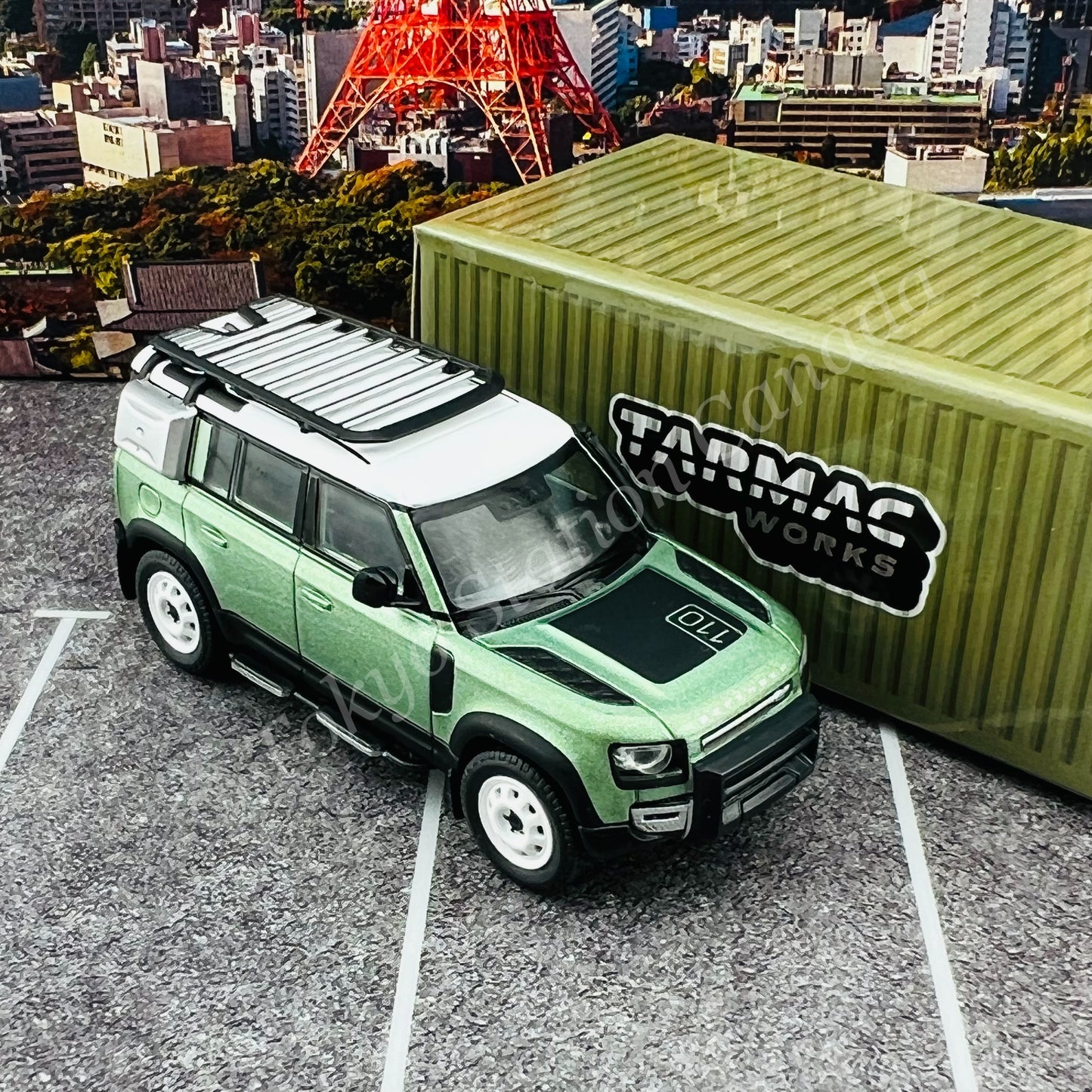 TARMAC WORKS 1/64 Global64 Land Rover Defender 110 Green Metallic T64G-020-GR