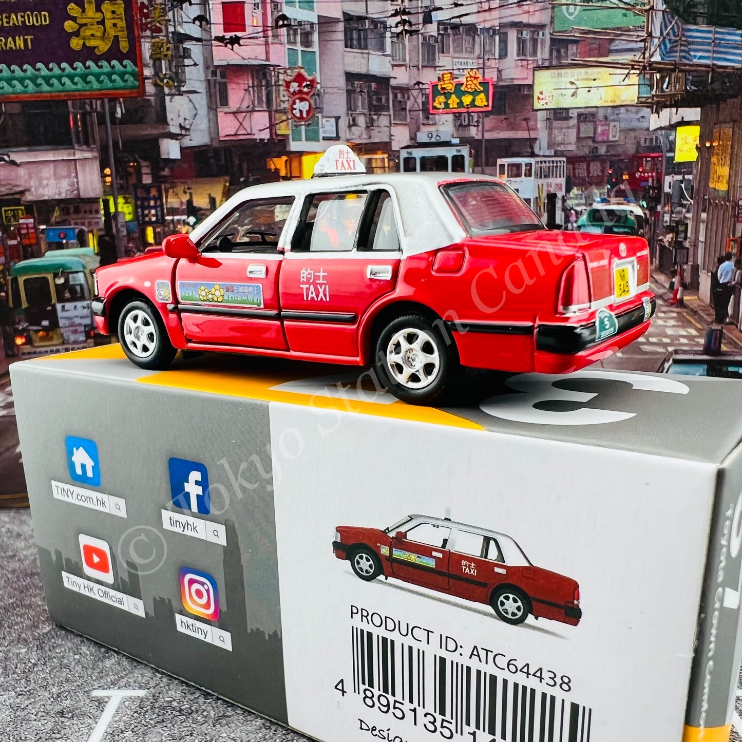 TINY 微影 37 Toyota Crown Comfort Taxi (Urban) "Last batch of 5-seater" LPG Taxi label on both sides ATC64438
