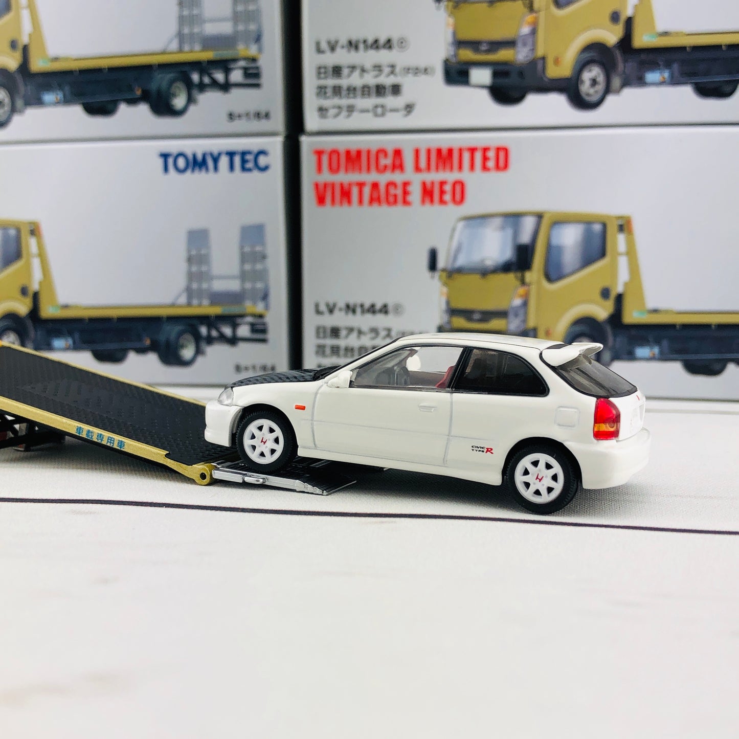 Tomica Limited Vintage Tomytec Nissan Atlas (F24) Hanamidai Safety Loader Gold 1/64 LV-N144c