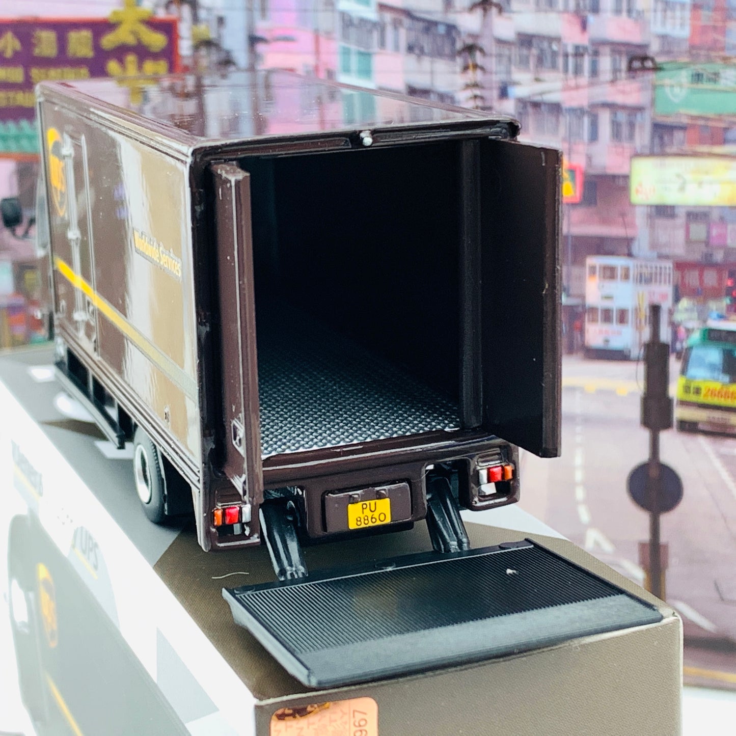 Tiny 微影 137 ISUZU N Series Box Lorry UPS 五十鈴N系列 ATC64923