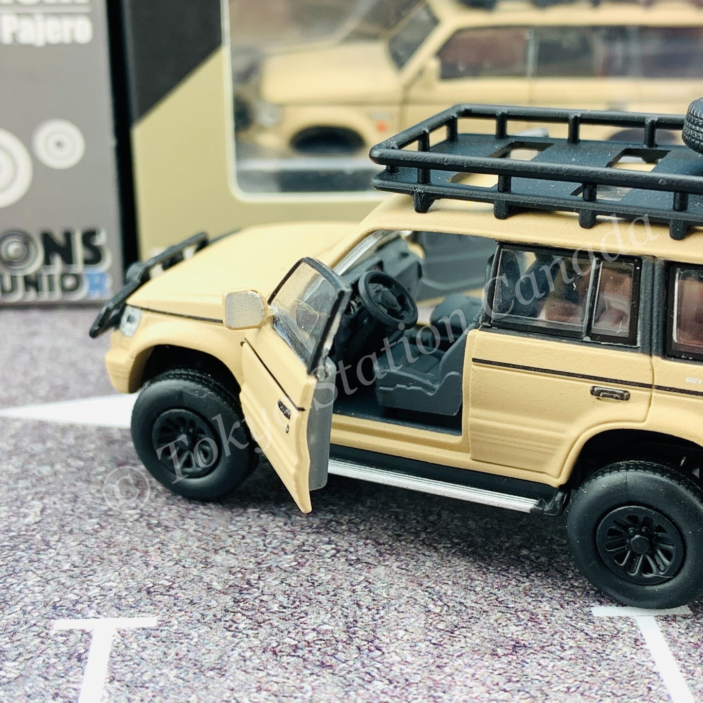 BM CREATIONS JUNIOR 1/64 Mitsubishi Pajero 2nd Generation JUNGLE PACK Matt Ivory LHD 64B0047