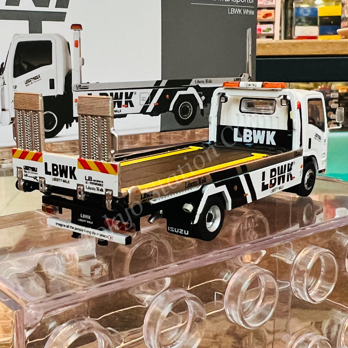 LIBERTY WALK トラック ミニカーセット 1/64スケール MINI GT「Isuzu N-Series Vehicle Transporter