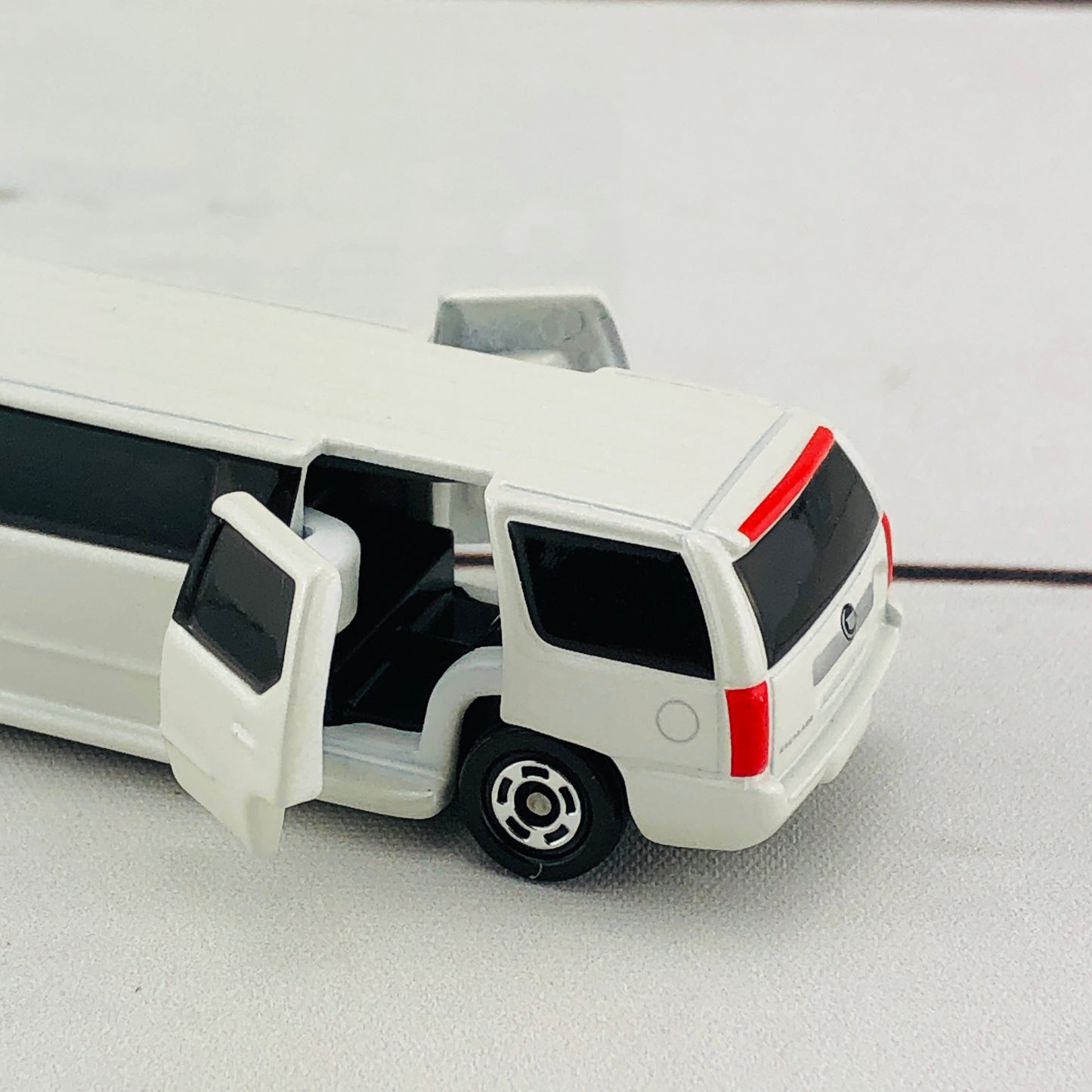 TOMICA No.136 Cadillac Escalade