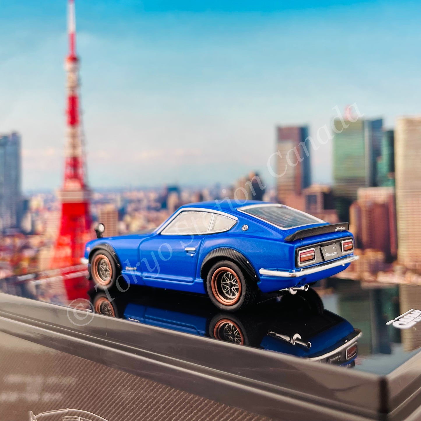INNO64 1/64 NISSAN FAIRLADY Z (S30) Blue with carbon Hood IN64-240Z-BLU