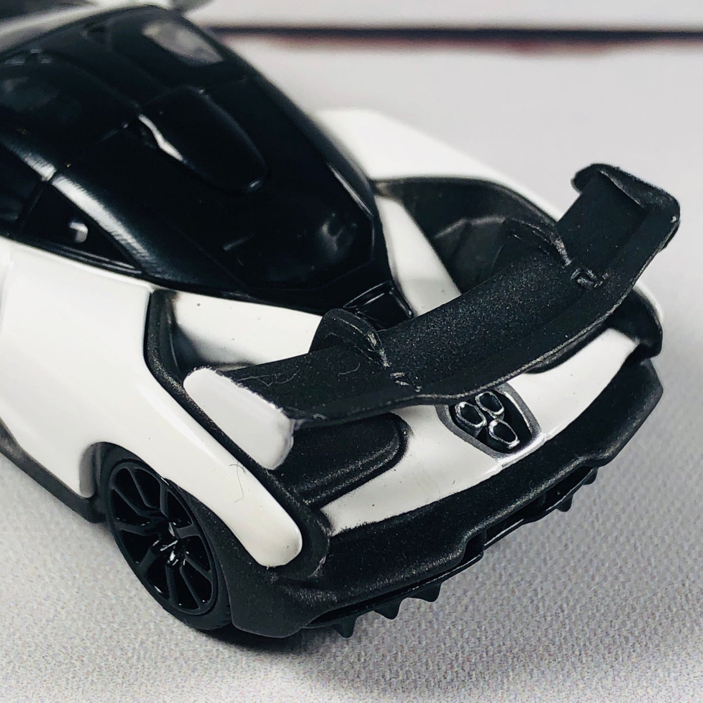 MINI GT McLaren Senna White RHD (Hong Kong Exclusive) MGT00019-R