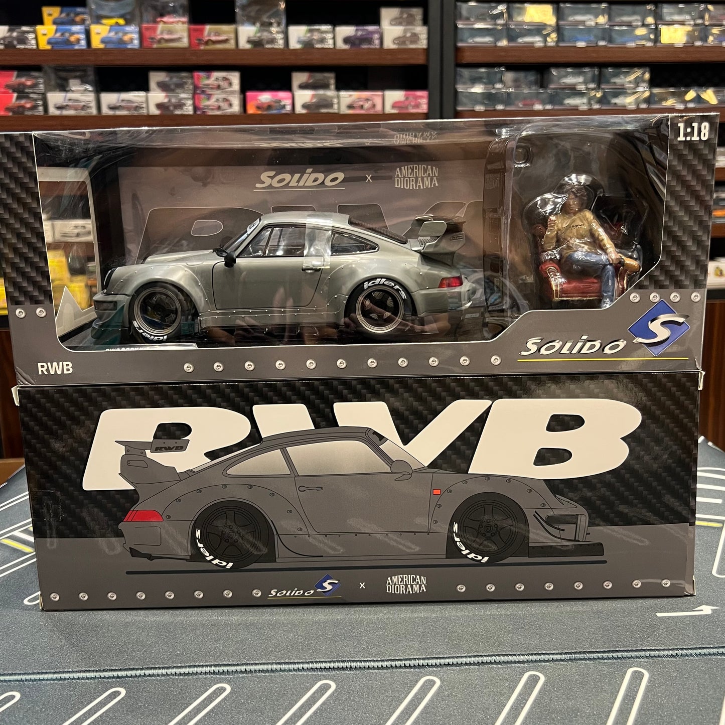 SOLIDO x AMERICAN DIORAMA 1/18 RWB NARDO GREY WITH FIGURE S1807517