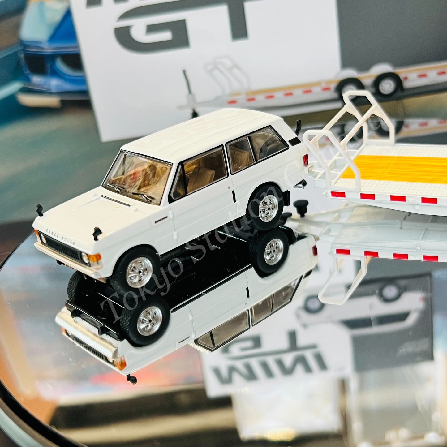MINI GT 1/64 Range Rover Davos White LHD MGT00658-L and Car Hauler Trailer White MGTAC21  COMBO