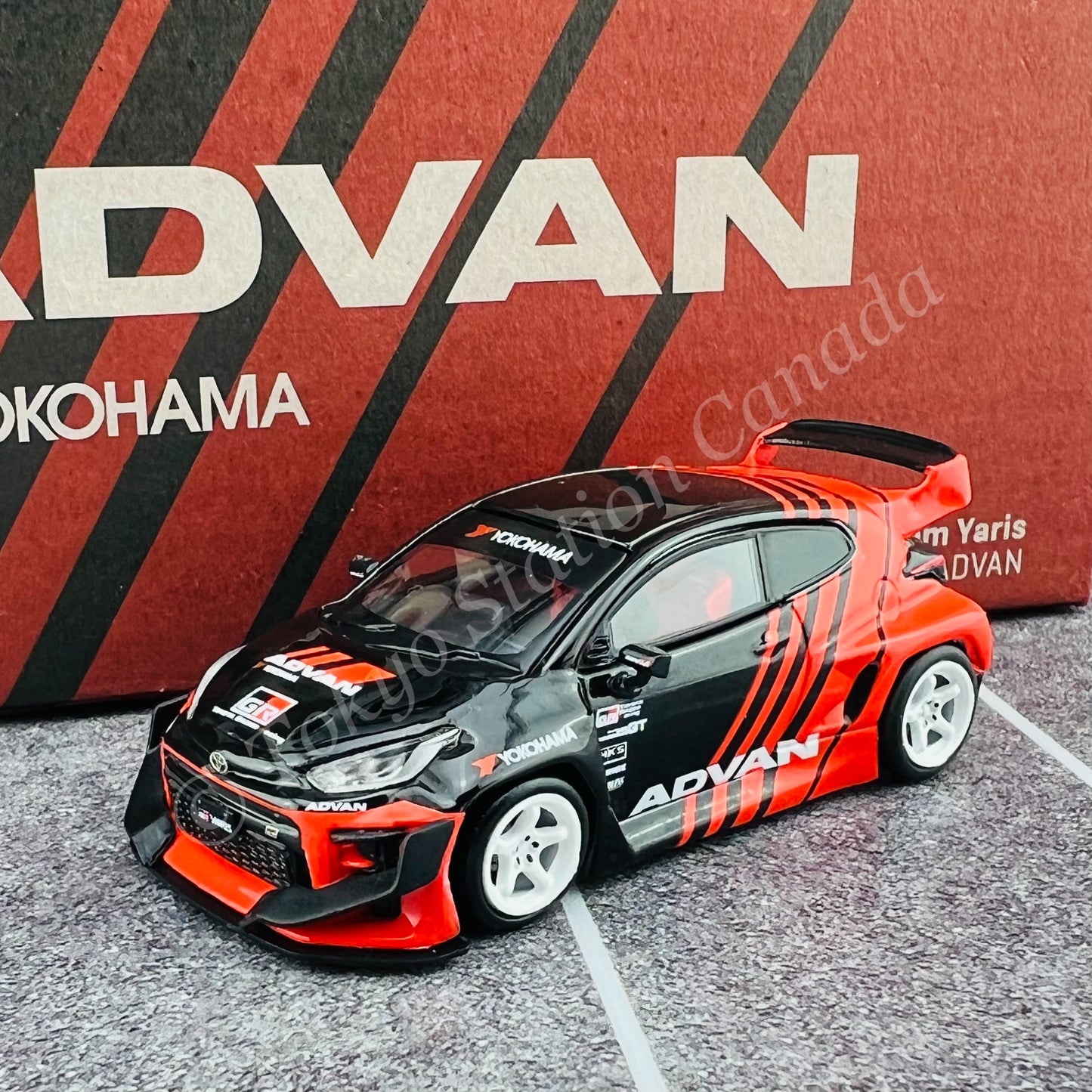 TARMAC WORKS HOBBY64 1/64 Pandem Yaris ADVAN With Truck Packaging T64-080-ADV