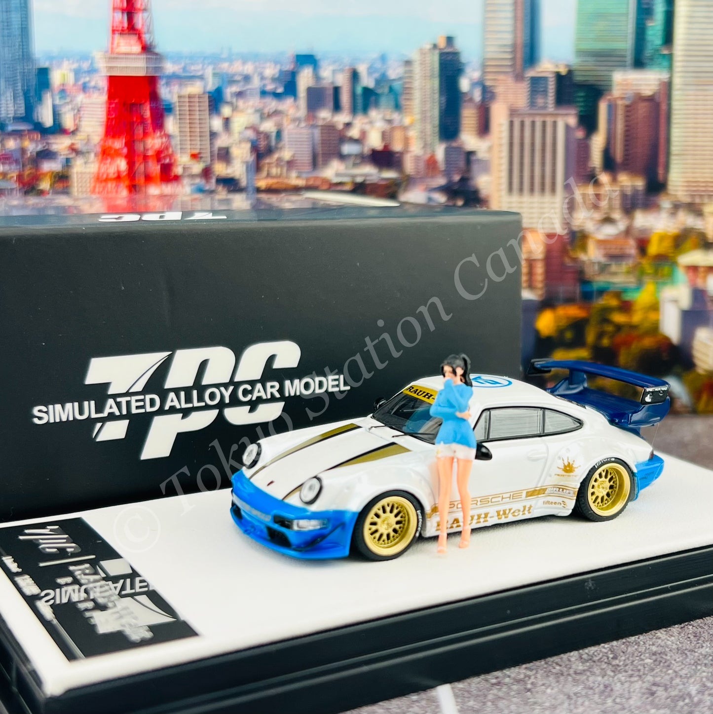 TPC 1/64 RWB 964 Pearl White with Figurine TPC644801-1