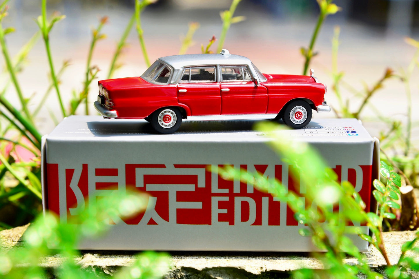 TINY 微影 Mercedes-Benz 200D Hong Kong Taxi Limited Edition