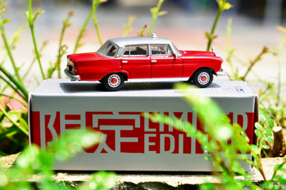 TINY 微影 Mercedes-Benz 200D Hong Kong Taxi Limited Edition