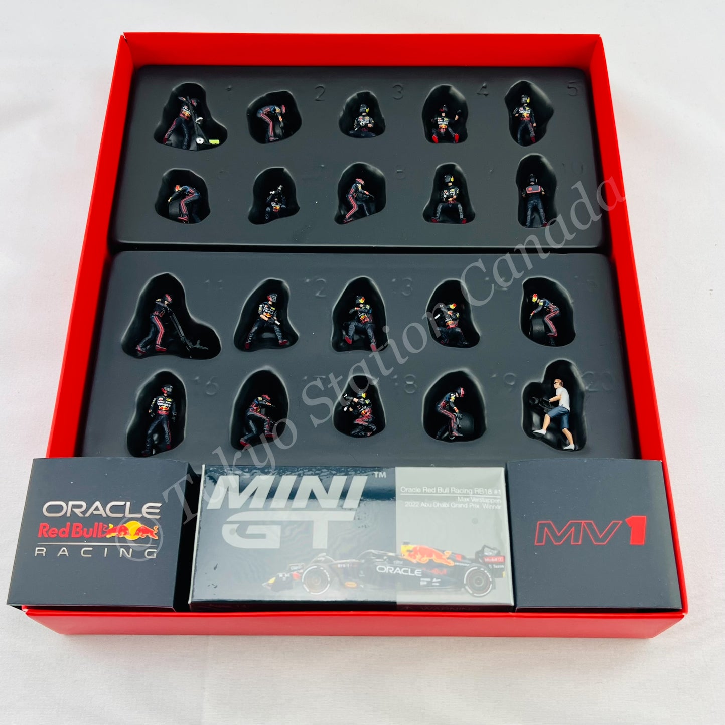 MINI GT 1/64 Oracle Red Bull Racing RB18 #1 Max Verstappen 2022 Abu Dhabi GP Pit Crew Set including Pitstop Base (MGTS0007 and MGTAC29)