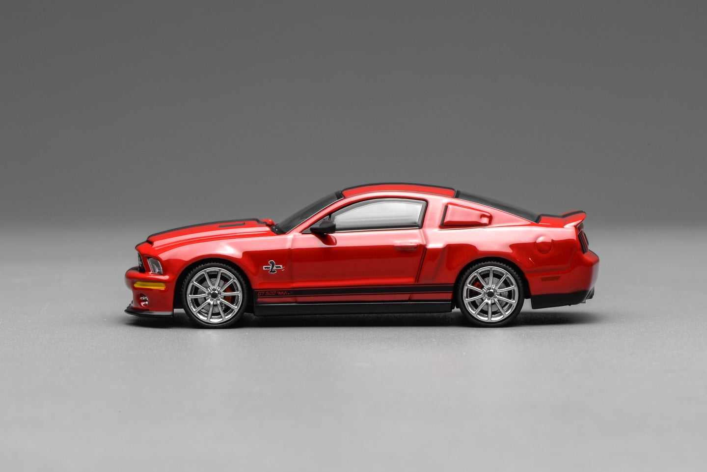 PREORDER Motorhelix x Greenlight 1/64 Ford Mustang Shelby GT500 Super Snake 2007 RED with Black Stripe GL-1251006B (Approx. Release Date: Q2 2026 and subject to the manufacturer's final decision)