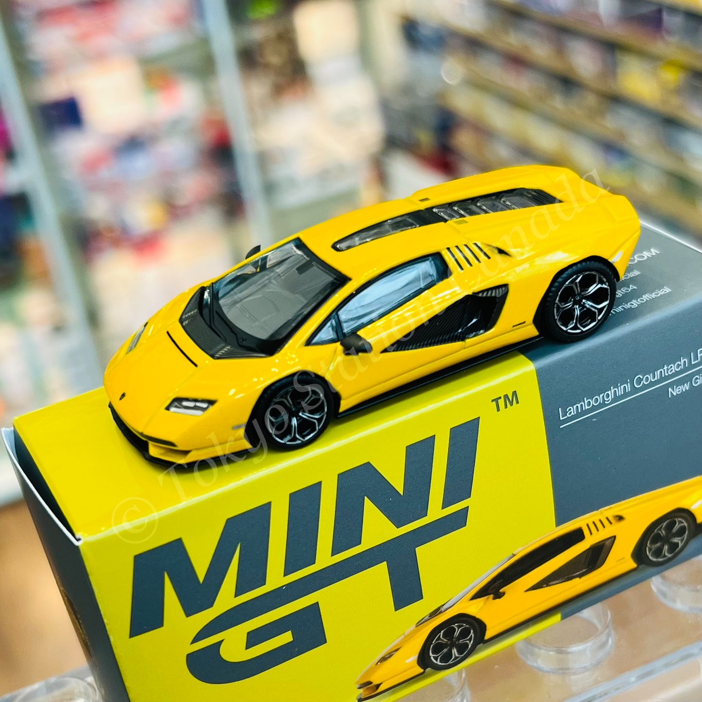 MINI GT 1/64 Lamborghini Countach LPI 800-4  New Giallo Orion MGT00733-L