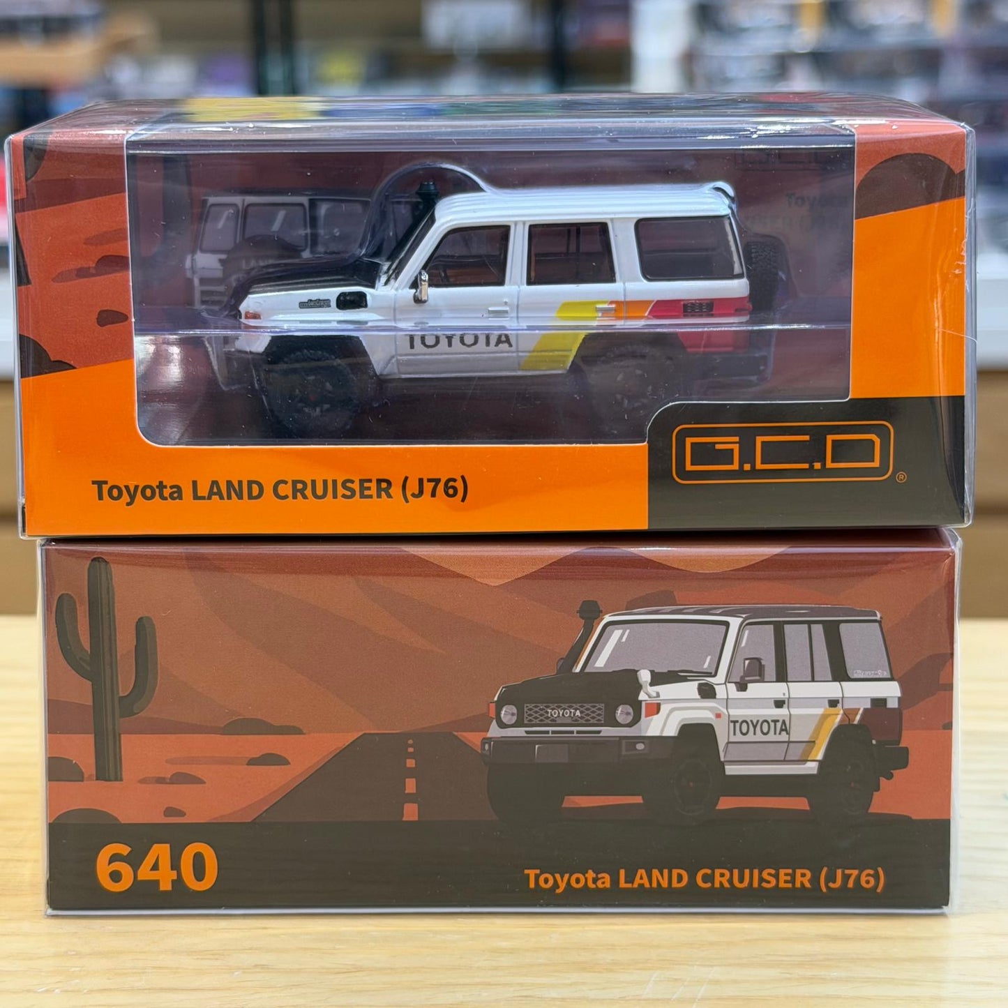 GCD 1/64 Toytoa LAND CRUISER J76 WHITE KS-081-640
