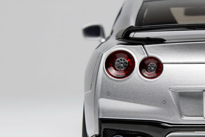 MOTORHELIX 1/18 Nissan GT-R (R35) Track Edition Engineered by NISMO T-Spec 2022 Ultimate Metal Silver limited to 599 units M63517