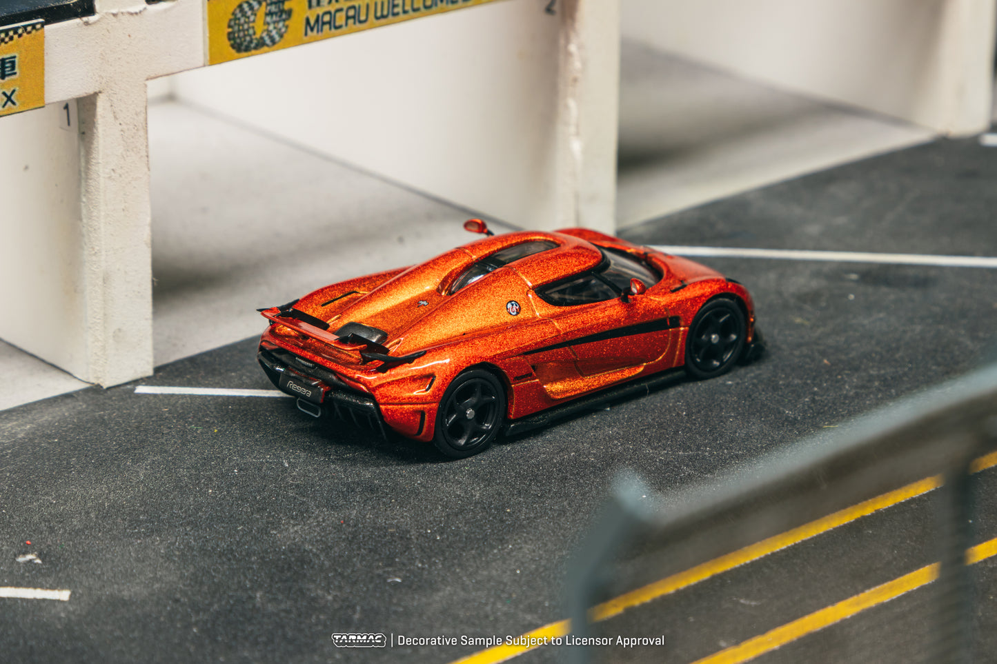 TARMAC WORKS GLOBAL64 1/64 Koenigsegg Regera Orange Metallic / Black Stripes T64G-TL017-OR