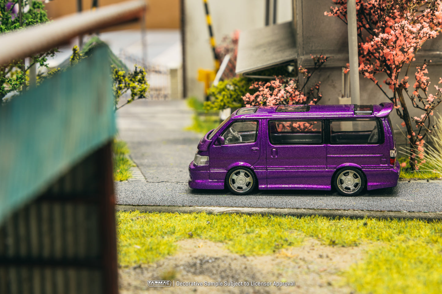 Tarmac Works ROAD64 1/64 Toyota Hiace Wagon Custom Purple T64R-078-PU