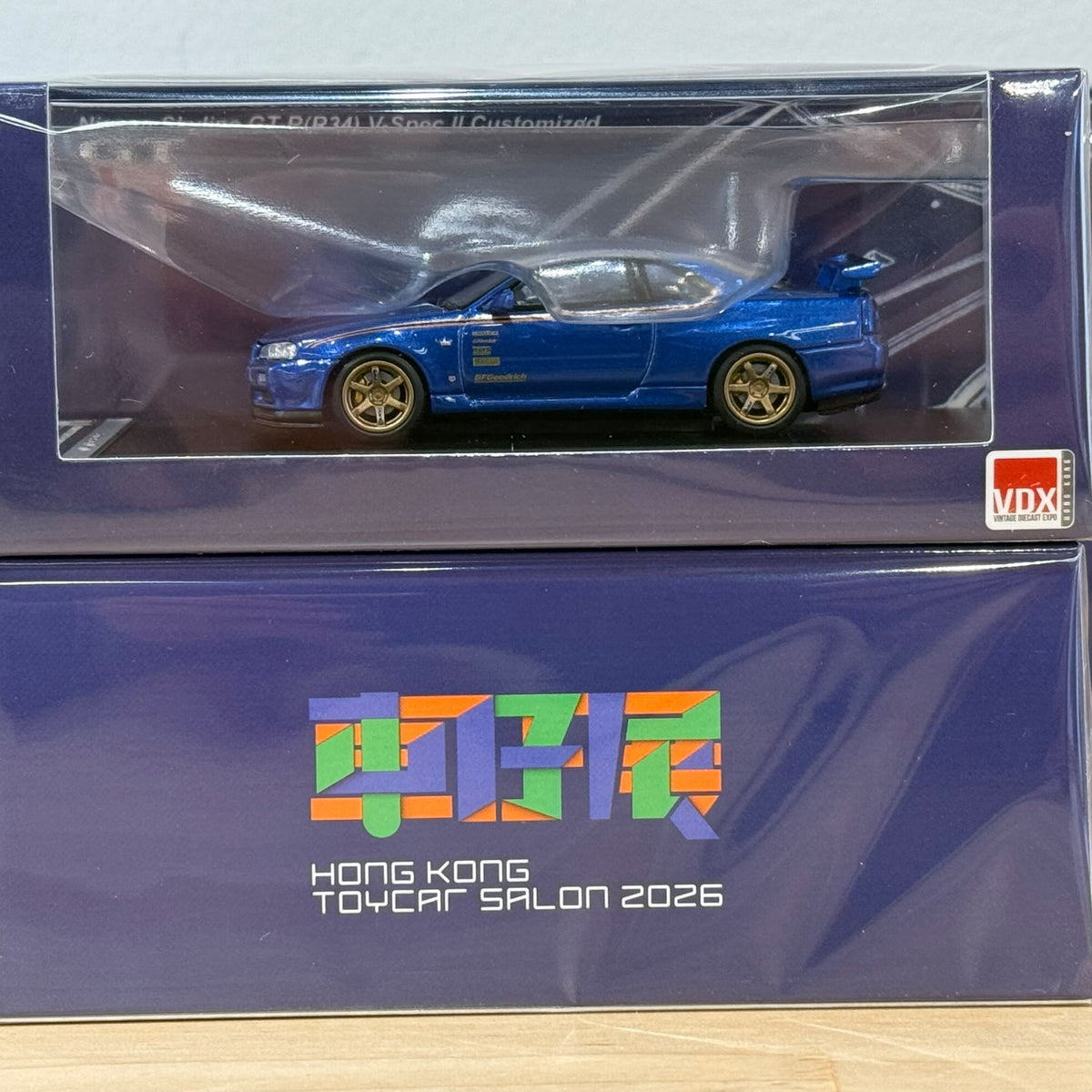 MOTORHELIX 1/64 Nissan Skyline GT‑R (R34) Customized Bayside Blue Hong Kong ToyCar Salon｜VDX Exclusive M63453DZ-PT