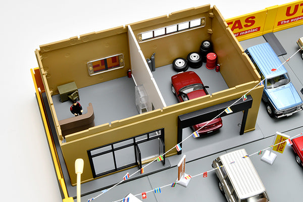 PREORDER TOMYTEC TOMICARAMA VINTAGE 04e Used Car Store "Utilitas"  (Approx. Release Date : FEBRUARY 2023 subject to manufacturer's final decision)
