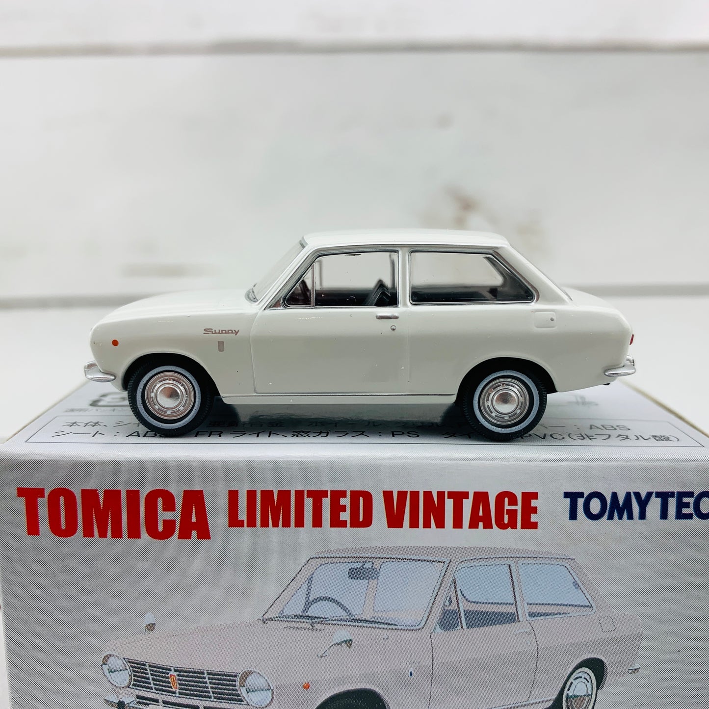 Tomica Limited Vintage 1/64 Datsun Sunny 1000 DX WHITE (1966) LV-83c