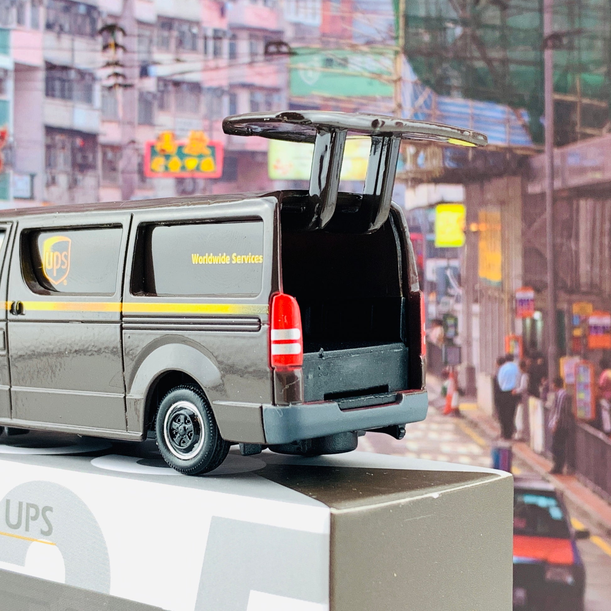 Tiny 微影 135 Toyota Hiace UPS ATC64369