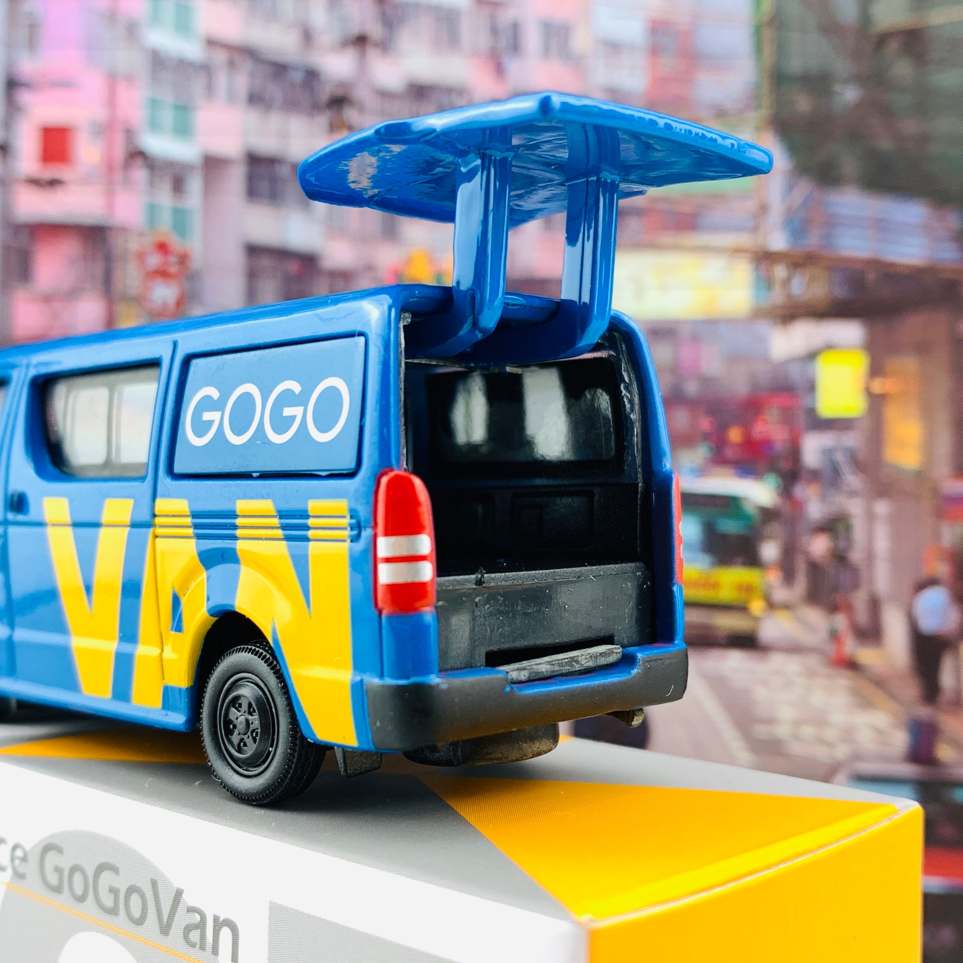 Tiny 微影 07 Toyota Hiace GoGoVan (Black Wheel 黑轆) ATC64364